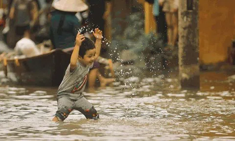 Bức ảnh thắp sáng Hội An mùa mưa lũ